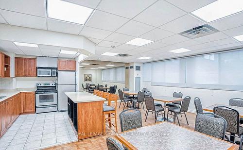 1204-3700 Kaneff Cres, Mississauga, ON - Indoor Photo Showing Kitchen