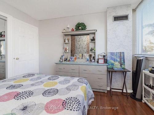 106-1001 Cedarglen Gate, Mississauga, ON - Indoor Photo Showing Bedroom