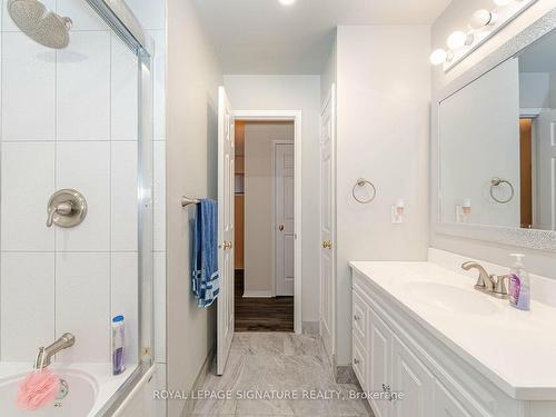 4494 Violet Rd, Mississauga, ON - Indoor Photo Showing Bathroom