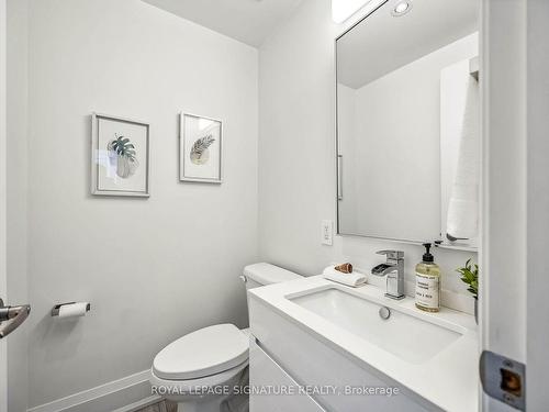 54 Bellevue Ave, Toronto, ON - Indoor Photo Showing Bathroom