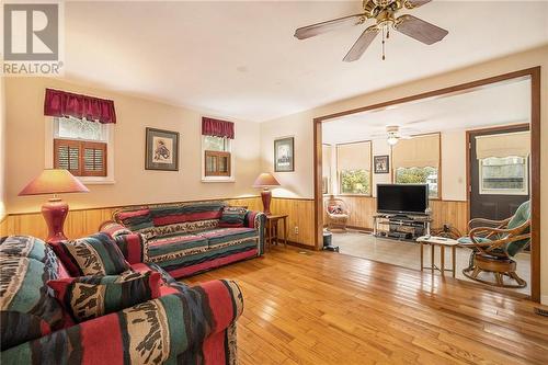 224 Clyde Lane, Lanark Highlands, ON - Indoor Photo Showing Living Room