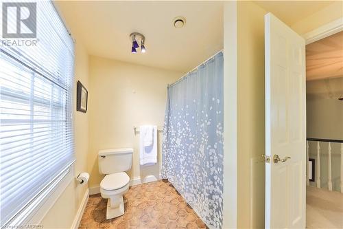 Bathroom featuring combination bathtub and shower - 218 Northshore Boulevard W, Burlington, ON 