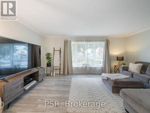 1158 Venus Crescent, Oshawa, ON - Indoor Photo Showing Living Room