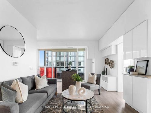 1808-120 Parliament St, Toronto, ON - Indoor Photo Showing Living Room