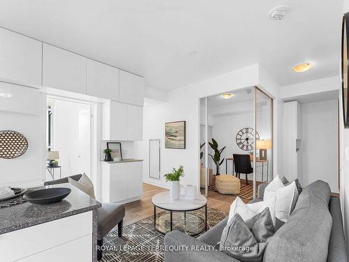 1808-120 Parliament St, Toronto, ON - Indoor Photo Showing Living Room