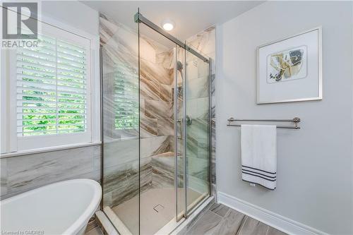 Bathroom featuring separate shower and tub - 2303 Hill Ridge Court Unit# 10, Oakville, ON 