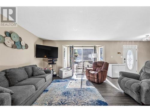 233 Brooke Drive Unit# 3, Chase, BC - Indoor Photo Showing Living Room