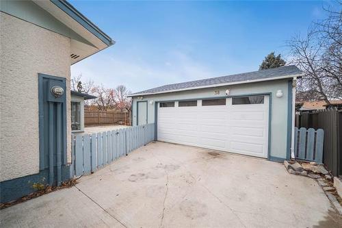 38 Ashmore Dr, Winnipeg, MB 