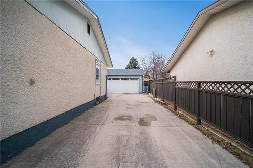 38 Ashmore Dr, Winnipeg, MB 