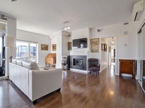 Salon - 301-2875 Av. Du Cosmodôme, Laval (Chomedey), QC - Indoor Photo Showing Living Room With Fireplace