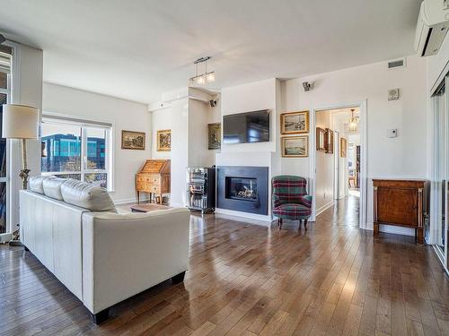 Salon - 301-2875 Av. Du Cosmodôme, Laval (Chomedey), QC - Indoor Photo Showing Living Room With Fireplace