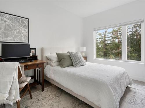 302-286 Wilfert Rd, View Royal, BC - Indoor Photo Showing Bedroom