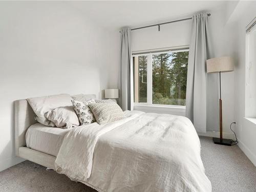 302-286 Wilfert Rd, View Royal, BC - Indoor Photo Showing Bedroom