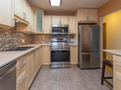 209-79 Gorge Rd West, Saanich, BC - Indoor Photo Showing Kitchen With Double Sink