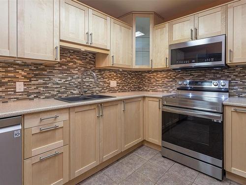 209-79 Gorge Rd West, Saanich, BC - Indoor Photo Showing Kitchen With Double Sink With Upgraded Kitchen