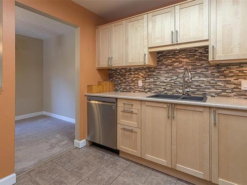 209-79 Gorge Rd West, Saanich, BC - Indoor Photo Showing Kitchen With Double Sink