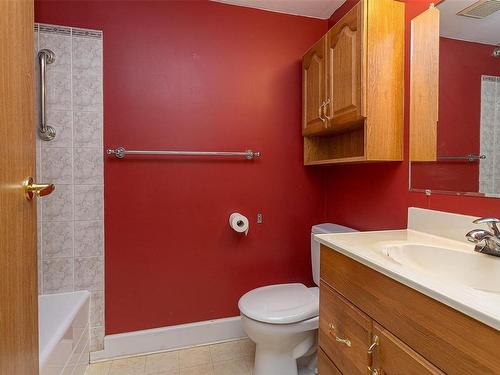 209-79 Gorge Rd West, Saanich, BC - Indoor Photo Showing Bathroom