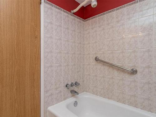 209-79 Gorge Rd West, Saanich, BC - Indoor Photo Showing Bathroom