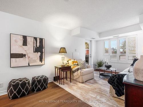 216-225 Wellesley St E, Toronto, ON - Indoor Photo Showing Living Room