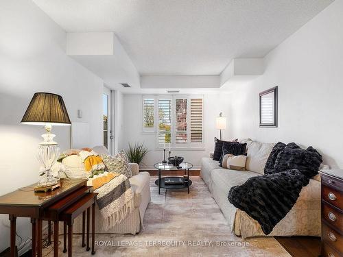 216-225 Wellesley St E, Toronto, ON - Indoor Photo Showing Living Room