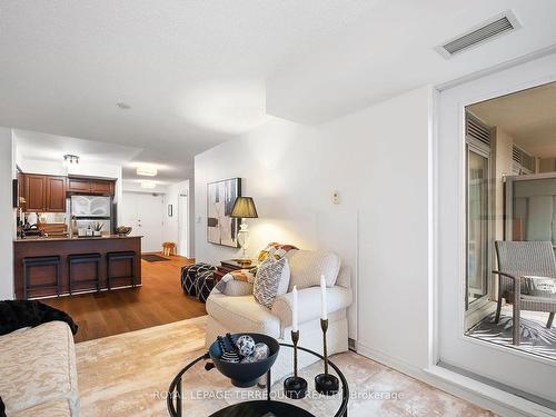 216-225 Wellesley St E, Toronto, ON - Indoor Photo Showing Living Room