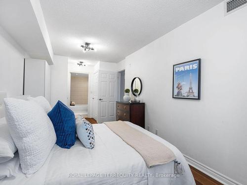 216-225 Wellesley St E, Toronto, ON - Indoor Photo Showing Bedroom