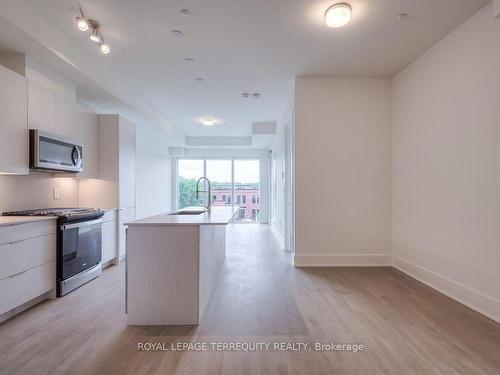 505-495 Logan Ave, Toronto, ON - Indoor Photo Showing Kitchen