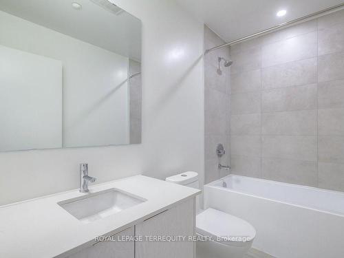 505-495 Logan Ave, Toronto, ON - Indoor Photo Showing Bathroom