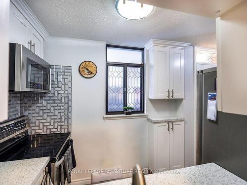 4203-50 Old Kingston Rd, Toronto, ON - Indoor Photo Showing Kitchen