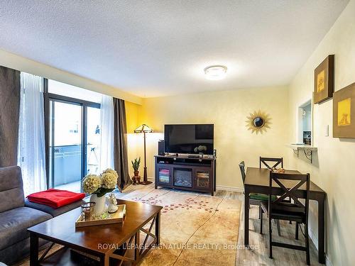 4203-50 Old Kingston Rd, Toronto, ON - Indoor Photo Showing Living Room