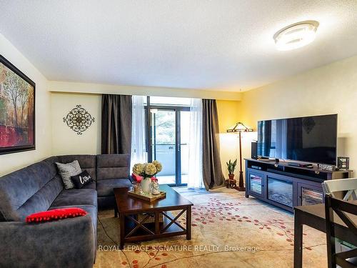 4203-50 Old Kingston Rd, Toronto, ON - Indoor Photo Showing Living Room