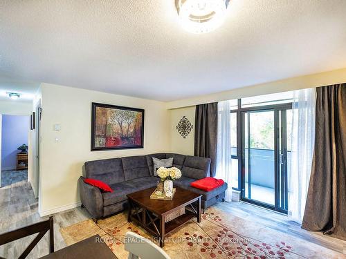 4203-50 Old Kingston Rd, Toronto, ON - Indoor Photo Showing Living Room