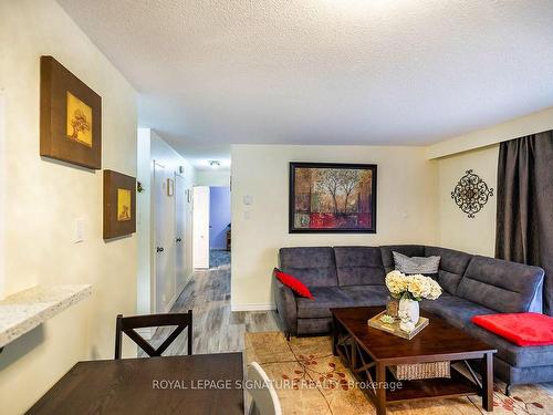 4203-50 Old Kingston Rd, Toronto, ON - Indoor Photo Showing Living Room