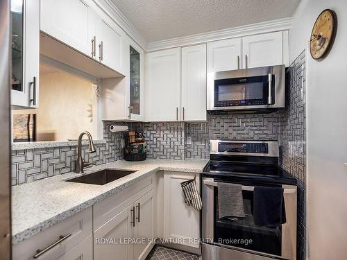 4203-50 Old Kingston Rd, Toronto, ON - Indoor Photo Showing Kitchen