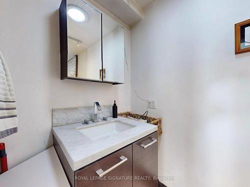 134 Pendrith St, Toronto, ON - Indoor Photo Showing Bathroom