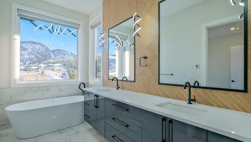 937 Royal Troon Lane, Kelowna, BC - Indoor Photo Showing Bathroom