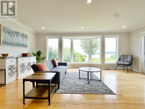 5173 Rice Lake Drive N, Hamilton Township, ON - Indoor Photo Showing Living Room