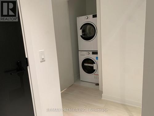 617 - 127 Broadway Avenue, Toronto, ON - Indoor Photo Showing Laundry Room