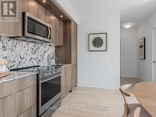 425 - 30 Inn On The Park Drive, Toronto, ON - Indoor Photo Showing Kitchen