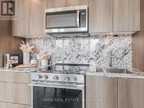 425 - 30 Inn On The Park Drive, Toronto, ON - Indoor Photo Showing Kitchen