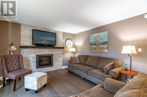 39 Holland Avenue, Chatham, ON - Indoor Photo Showing Living Room With Fireplace