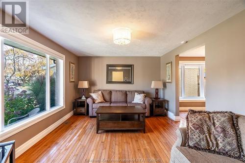 39 Holland Avenue, Chatham, ON - Indoor Photo Showing Living Room