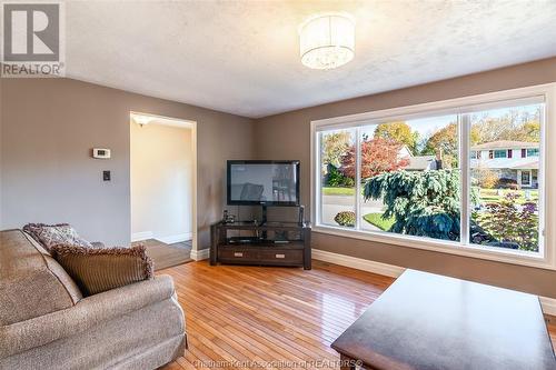 39 Holland Avenue, Chatham, ON - Indoor Photo Showing Living Room