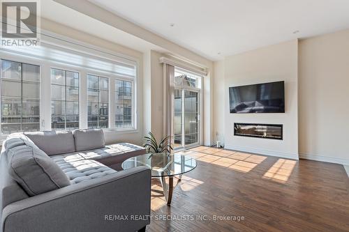 39 New Yorkton Avenue, Markham, ON - Indoor Photo Showing Living Room