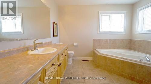 26 Ginger Grove, Vaughan, ON - Indoor Photo Showing Bathroom