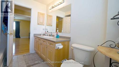 26 Ginger Grove, Vaughan, ON - Indoor Photo Showing Bathroom