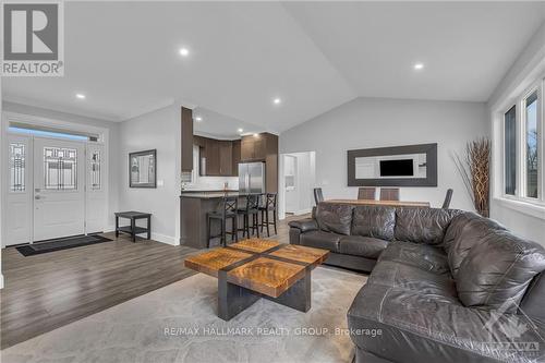 1077 Shearer Drive, Brockville (810 - Brockville), ON - Indoor Photo Showing Living Room