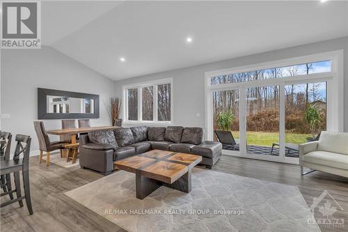 1077 Shearer Drive, Brockville (810 - Brockville), ON - Indoor Photo Showing Living Room