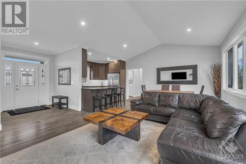 1077 Shearer Drive, Brockville, ON - Indoor Photo Showing Living Room