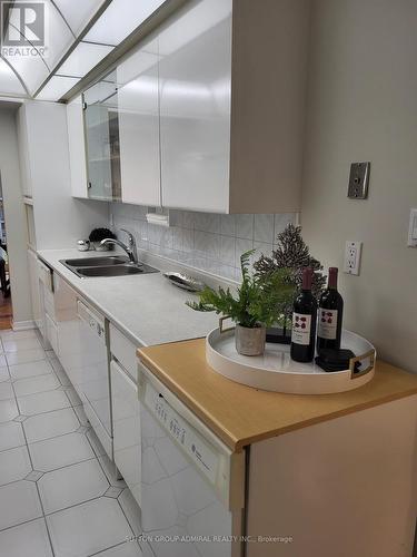 273 Spring Gate Boulevard, Vaughan, ON - Indoor Photo Showing Kitchen With Double Sink